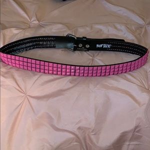 Three row pyramid belt